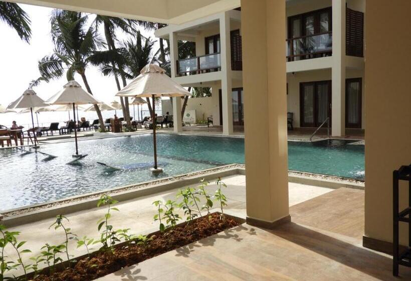 Отель Sapphire Seas Beachfront