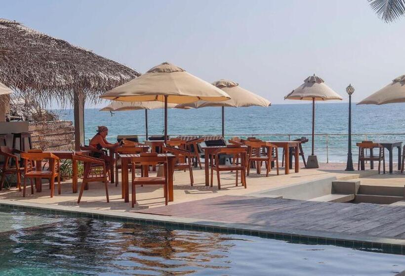 Отель Sapphire Seas Beachfront