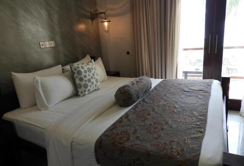 Отель Sapphire Seas Beachfront