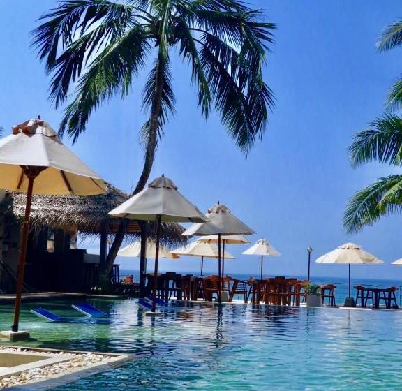 Отель Sapphire Seas Beachfront