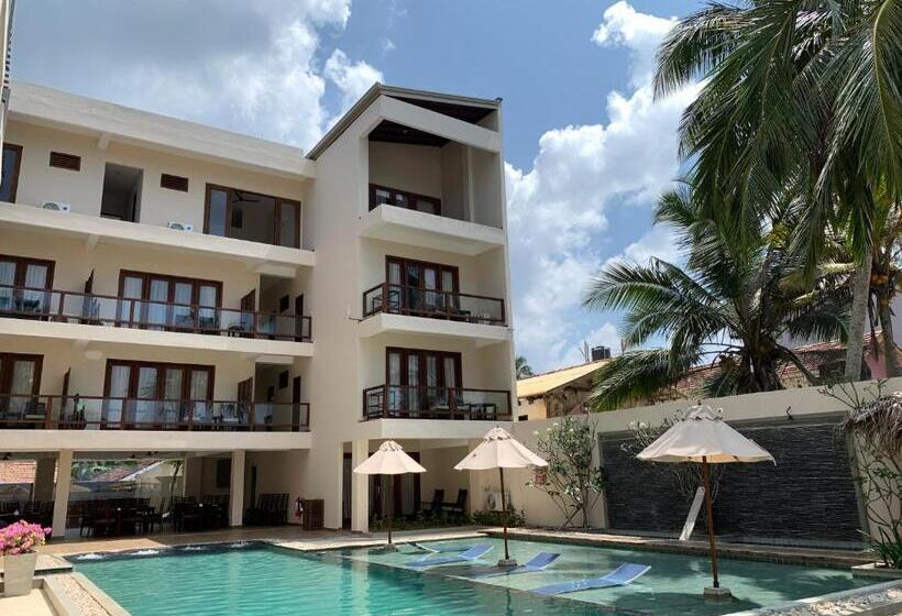 Отель Sapphire Seas Beachfront