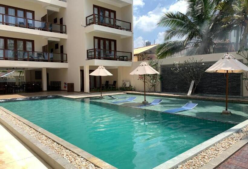 Отель Sapphire Seas Beachfront