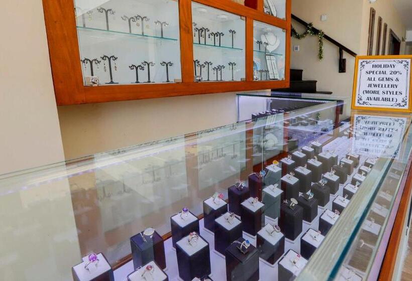 Отель Sapphire Seas Beachfront