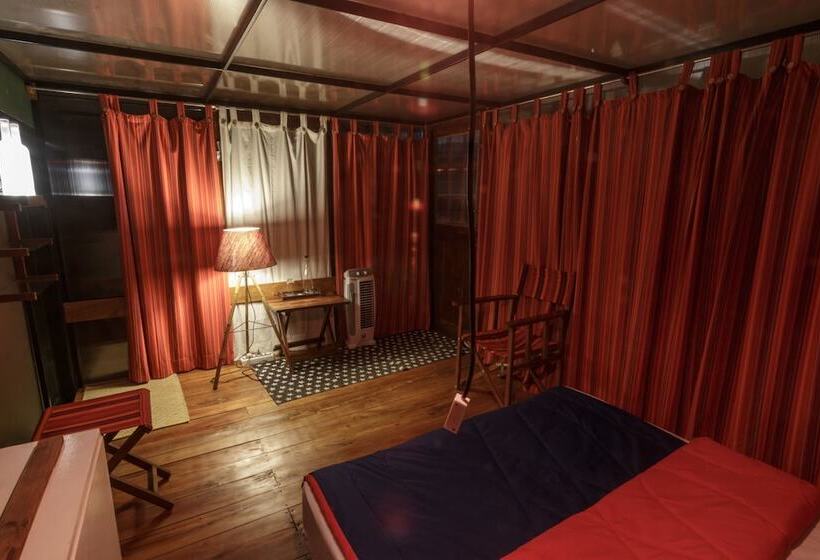 Отель Whispering Willows