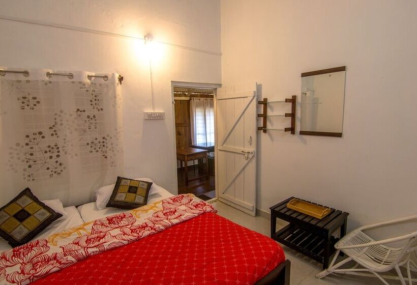 Отель Whispering Willows