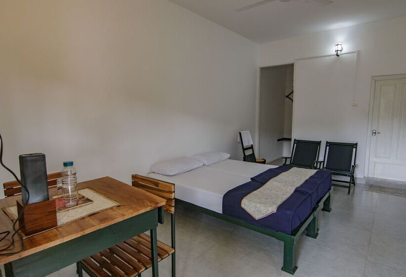 Отель Whispering Willows