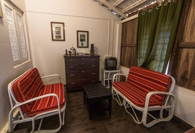 Отель Whispering Willows