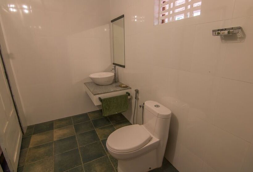 Отель Whispering Willows