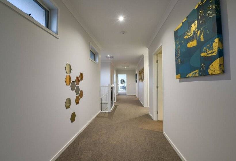 Luxury Waterfront Grand Villa In Melbourne