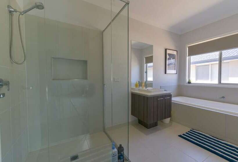 Luxury Waterfront Grand Villa In Melbourne