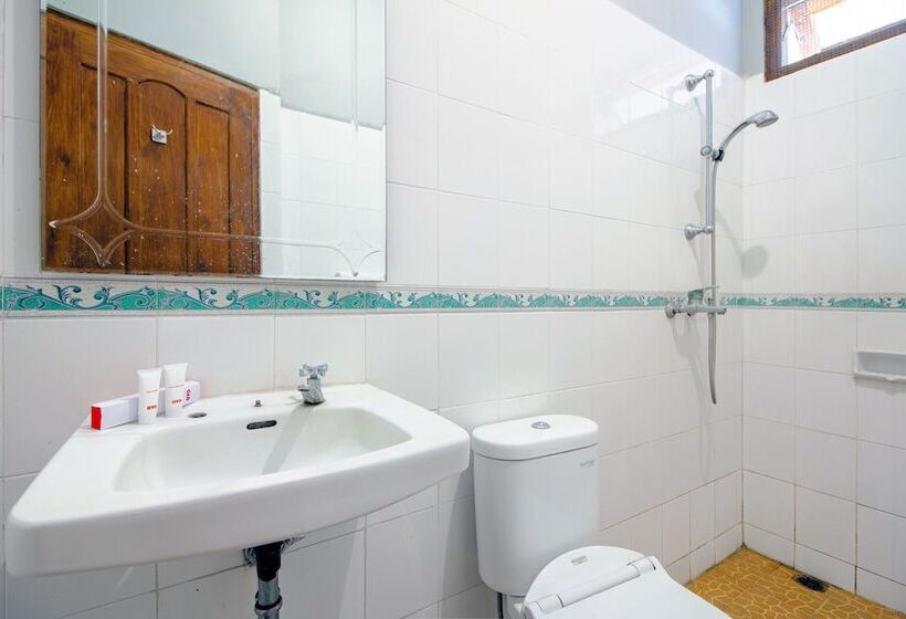 펜션 Griya Joglo Homestay By Oyo Rooms