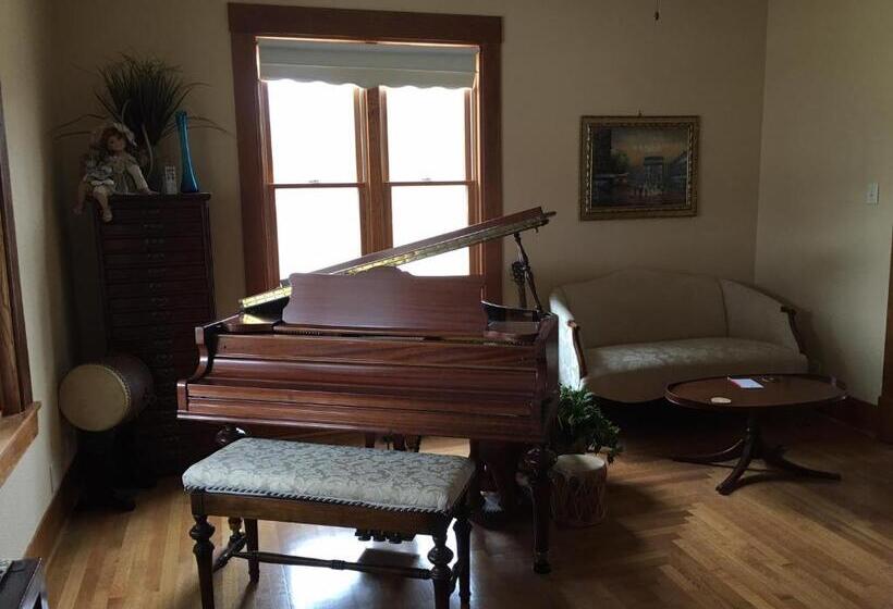 Attwood House Bed And Breakfast Near Manhattan, Ks