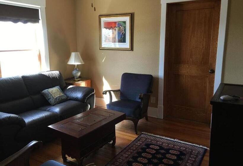 Attwood House Bed And Breakfast Near Manhattan, Ks