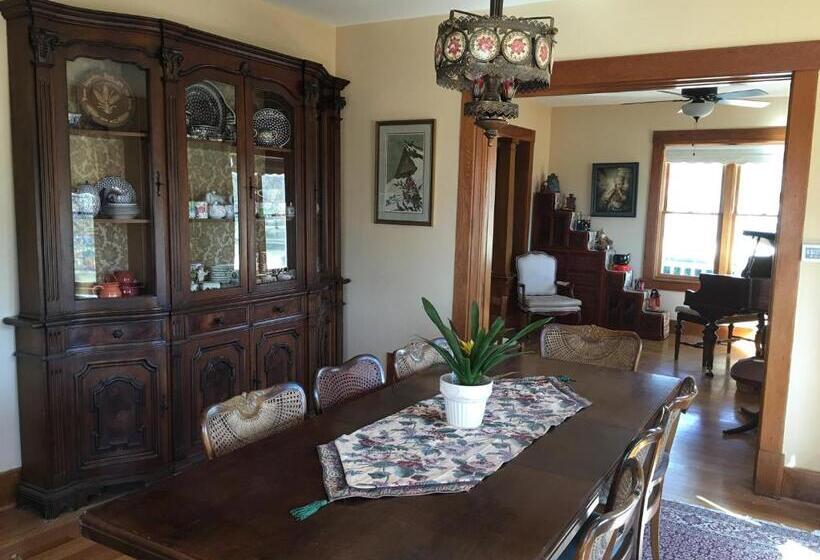 Attwood House Bed And Breakfast Near Manhattan, Ks