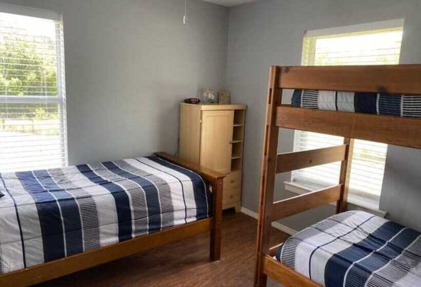 Beautiful Kayewood Waterfront Retreat