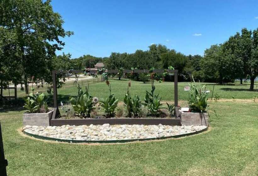 Beautiful Kayewood Waterfront Retreat