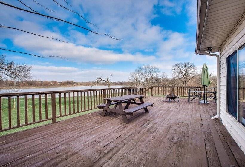 Beautiful Kayewood Waterfront Retreat