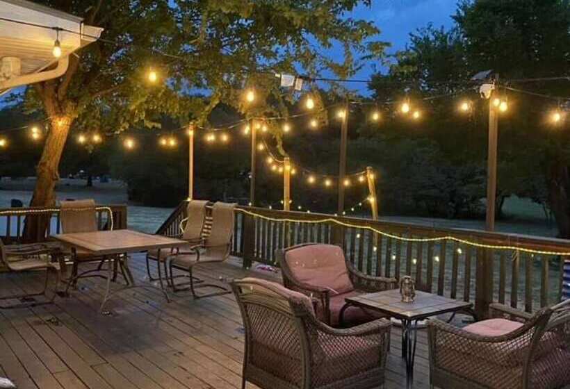 Beautiful Kayewood Waterfront Retreat