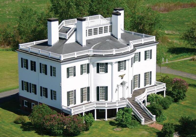 فندق East Wind Inn & Suites