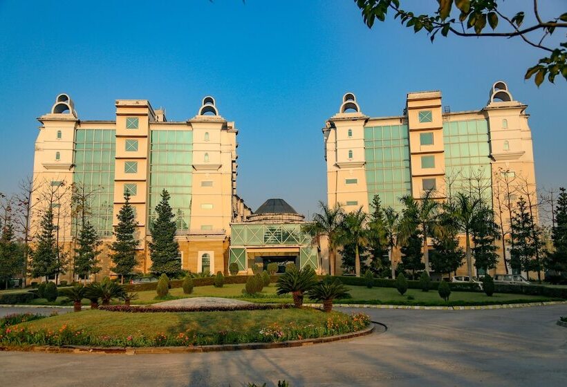 Отель Four Leaf Service Suites