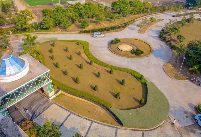 Отель Four Leaf Service Suites