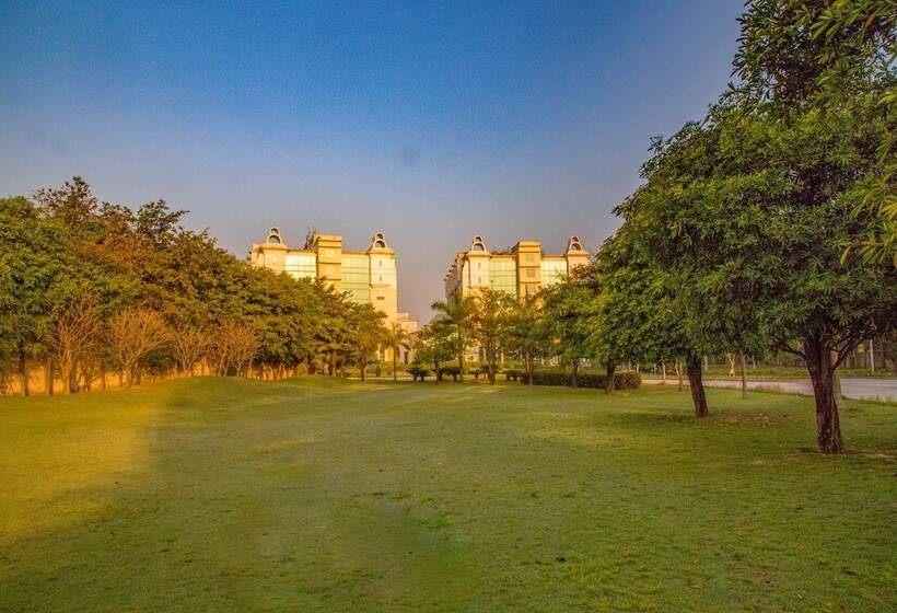 Отель Four Leaf Service Suites