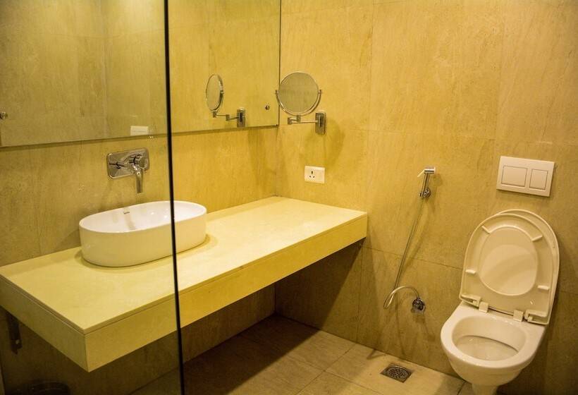 Отель Four Leaf Service Suites