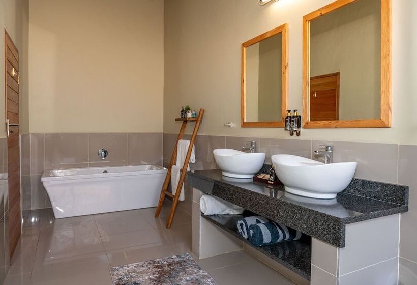 Отель Tomo Safari Lodge