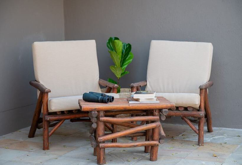 Отель Tomo Safari Lodge