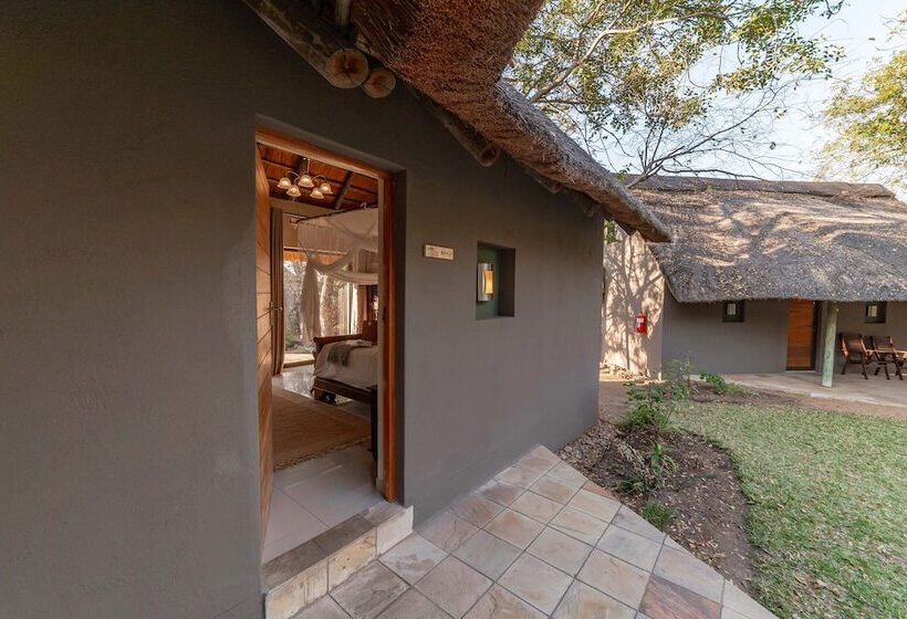 Отель Tomo Safari Lodge