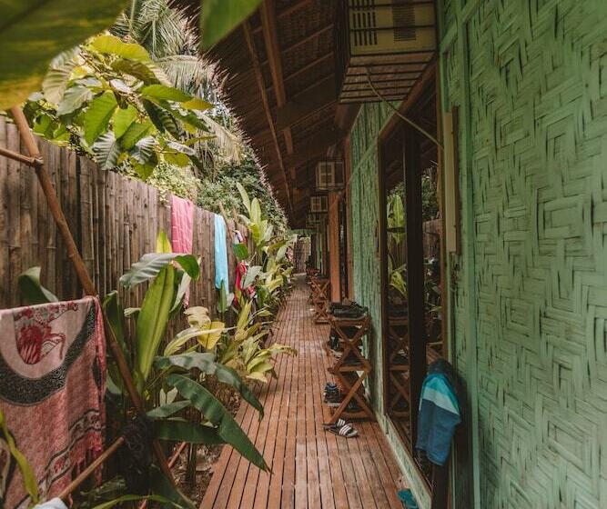 Mad Monkey Hostel Siargao