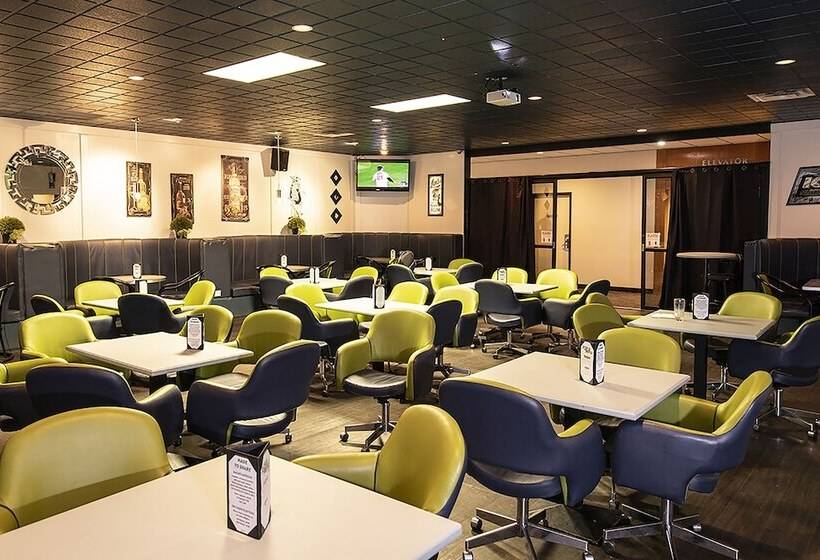 فندق صغير Dunvegan Inn And Suites