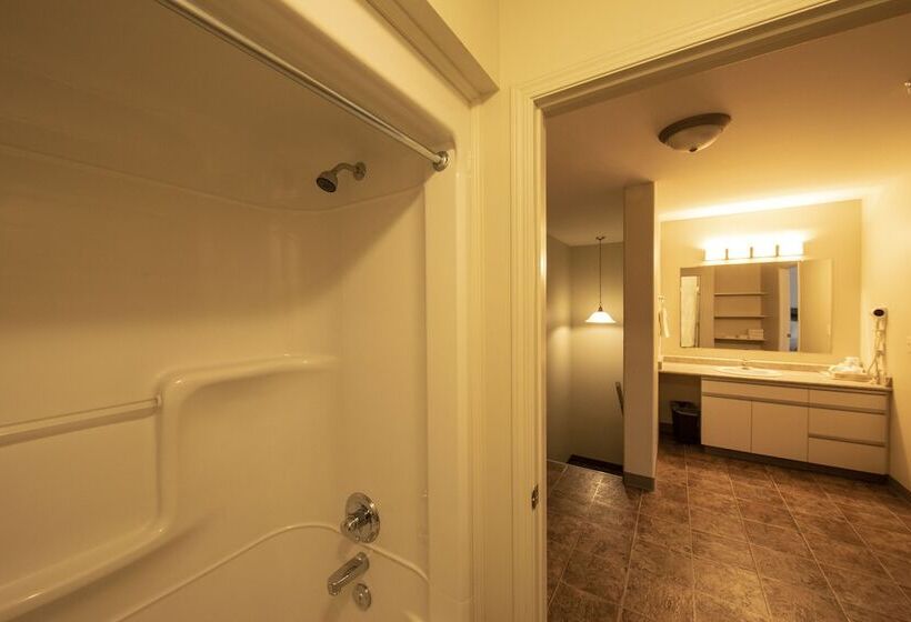 فندق صغير Dunvegan Inn And Suites