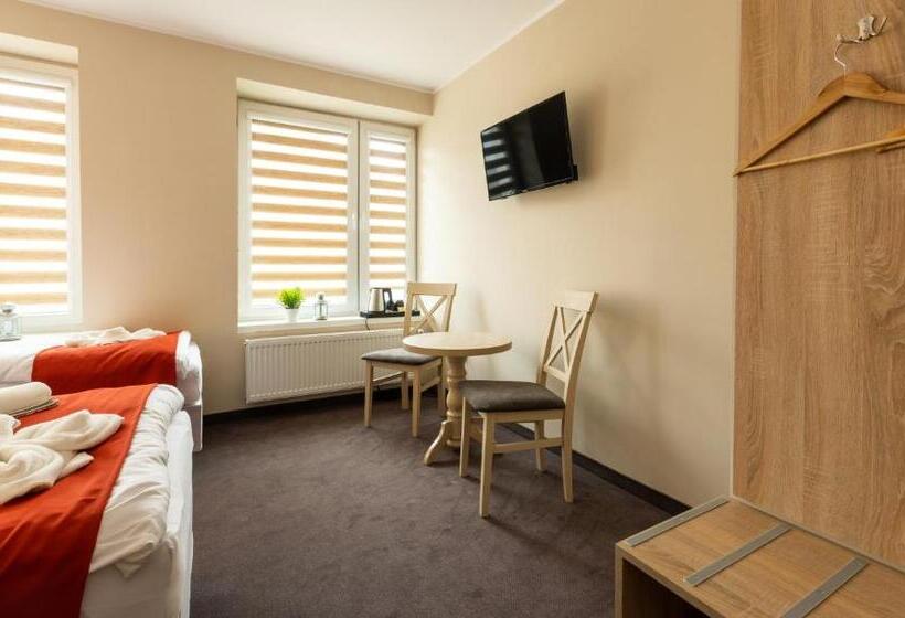 هتل Astoria Fly Modlin Airport