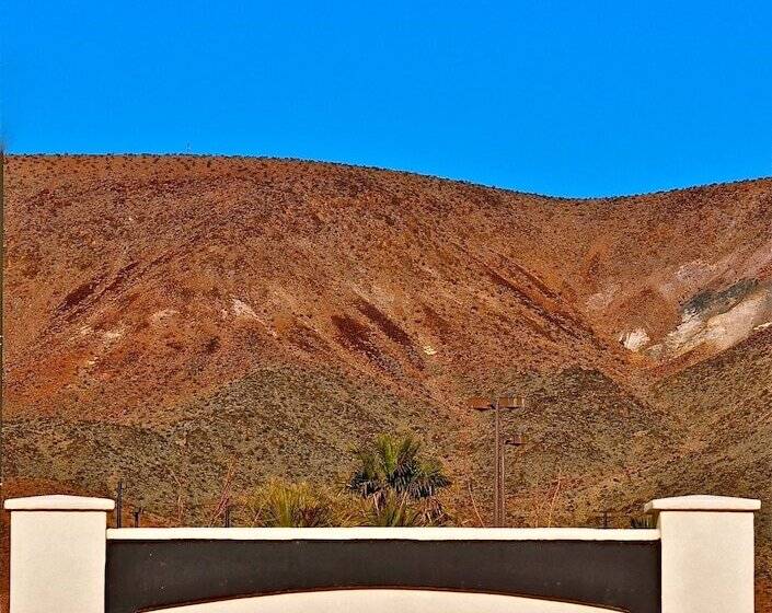 호텔 Landmark Inn Fort Irwin