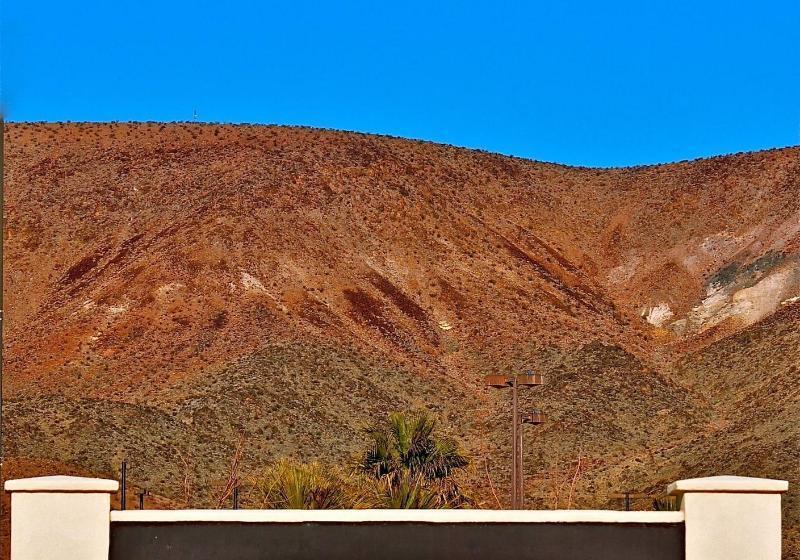 호텔 Landmark Inn Fort Irwin