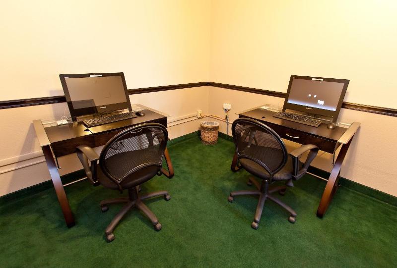 호텔 Landmark Inn Fort Irwin