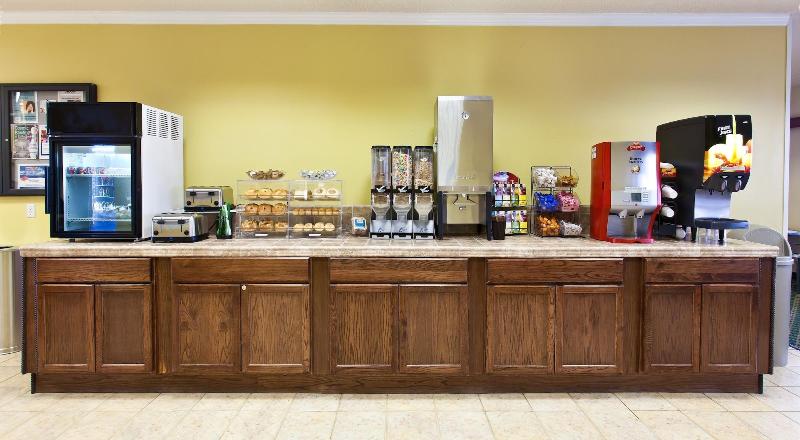 호텔 Landmark Inn Fort Irwin