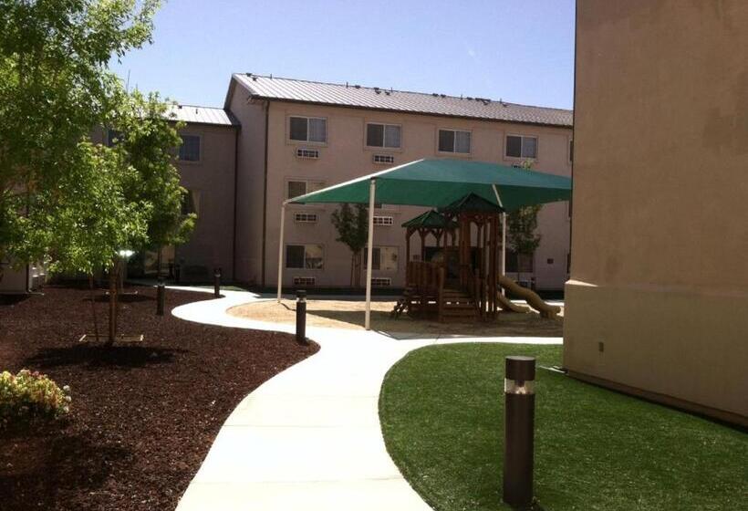 호텔 Landmark Inn Fort Irwin