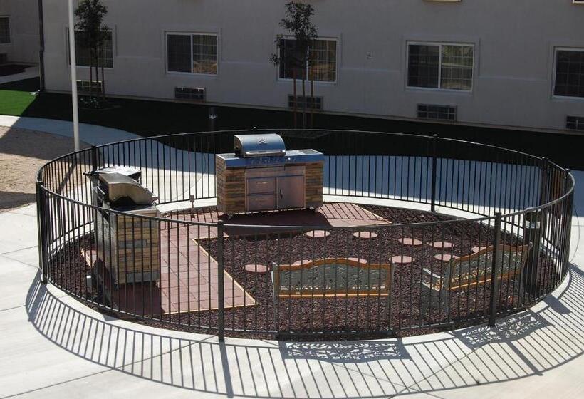 호텔 Landmark Inn Fort Irwin