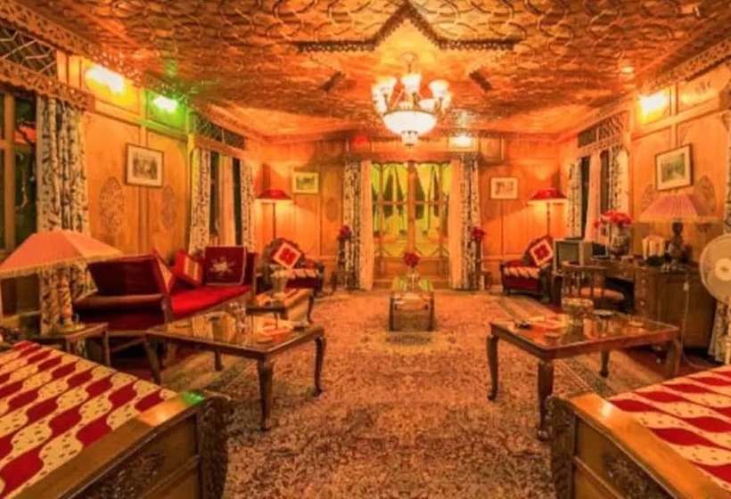 בית מלון כפרי Yadgaar Houseboats