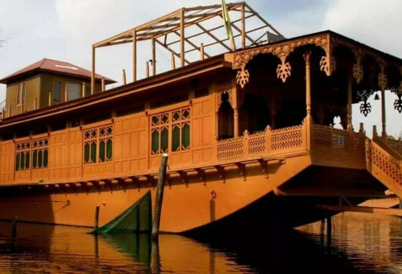 בית מלון כפרי Yadgaar Houseboats