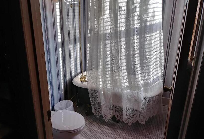 مبيت وإفطار The Thayer