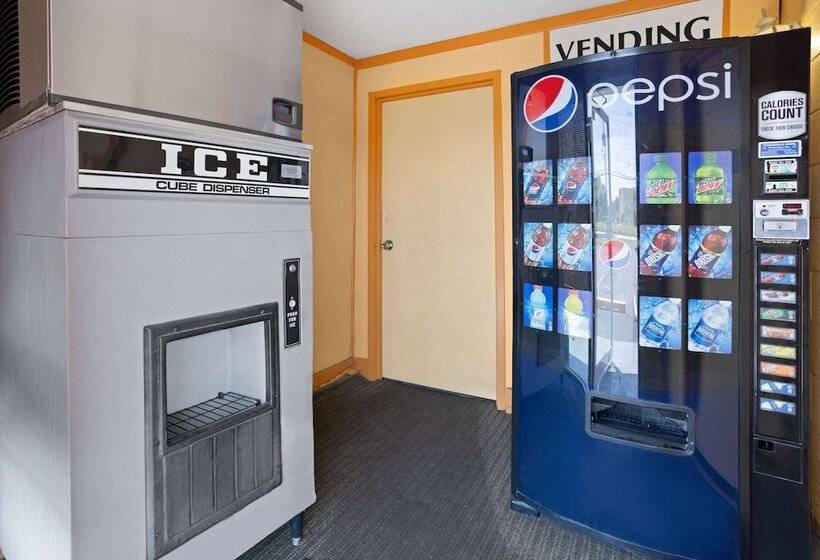 Days Inn By Wyndham Queensbury/lake George