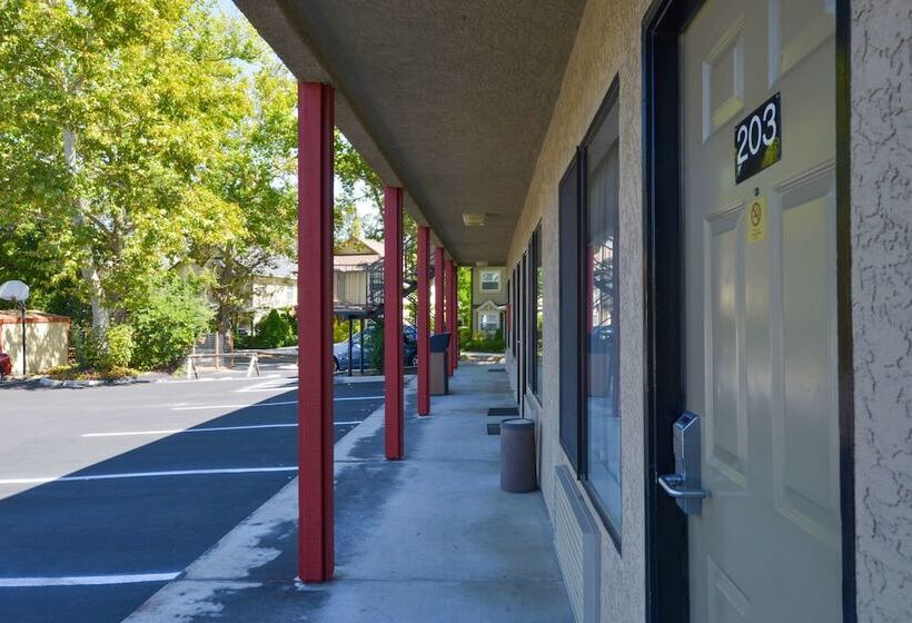 בית מלון כפרי Atascadero Inn