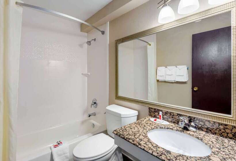 هتل Baymont By Wyndham Rochester Mayo Clinic Area