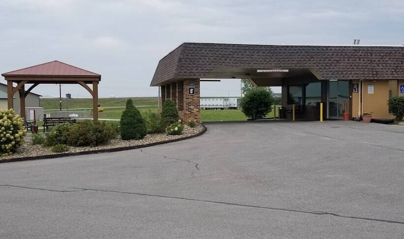 호텔 Hometown Inn & Suites