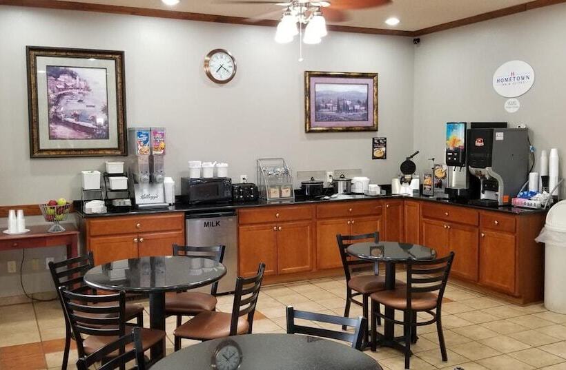 호텔 Hometown Inn & Suites