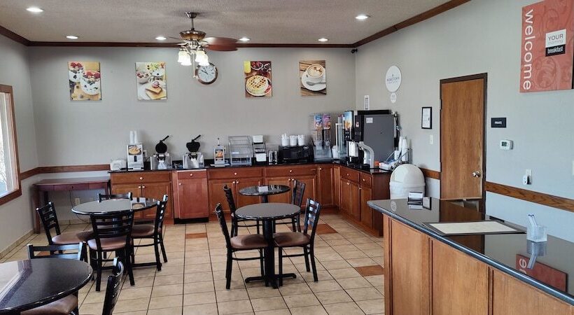 호텔 Hometown Inn & Suites