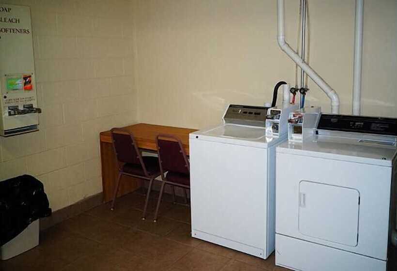 호텔 Hometown Inn & Suites